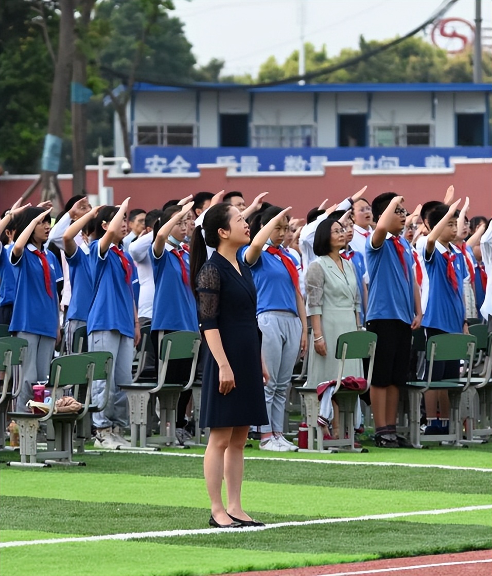 棠湖小学（南区）隆重举行庆祝“六一儿童节”文艺汇演暨颁奖典礼