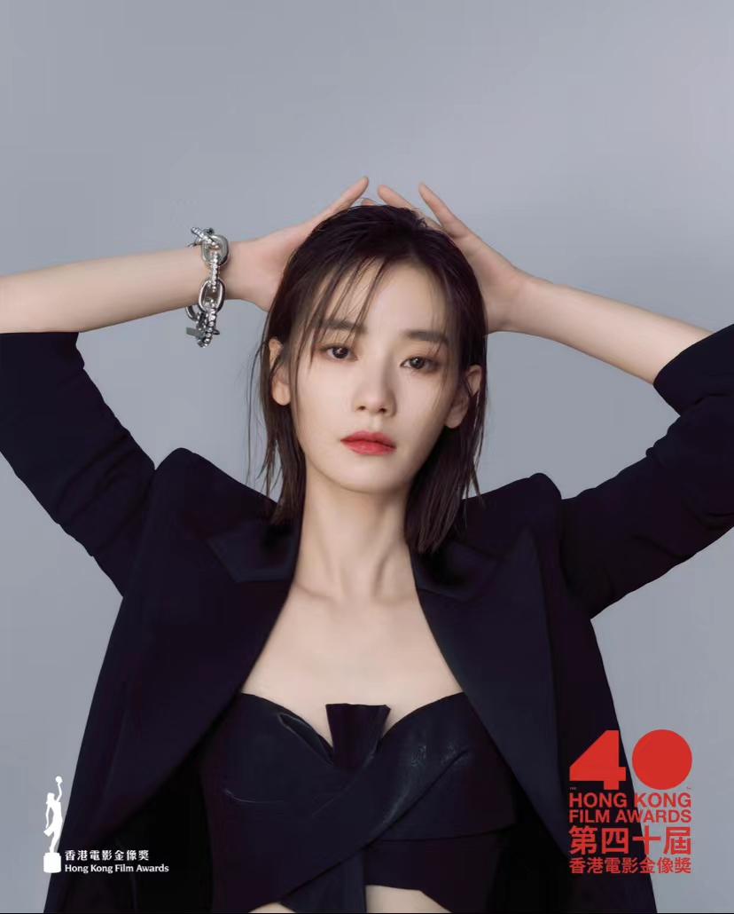 金像奖曝光影帝后造型照，吴君如秀美背，内地选秀冠军与巩俐并肩