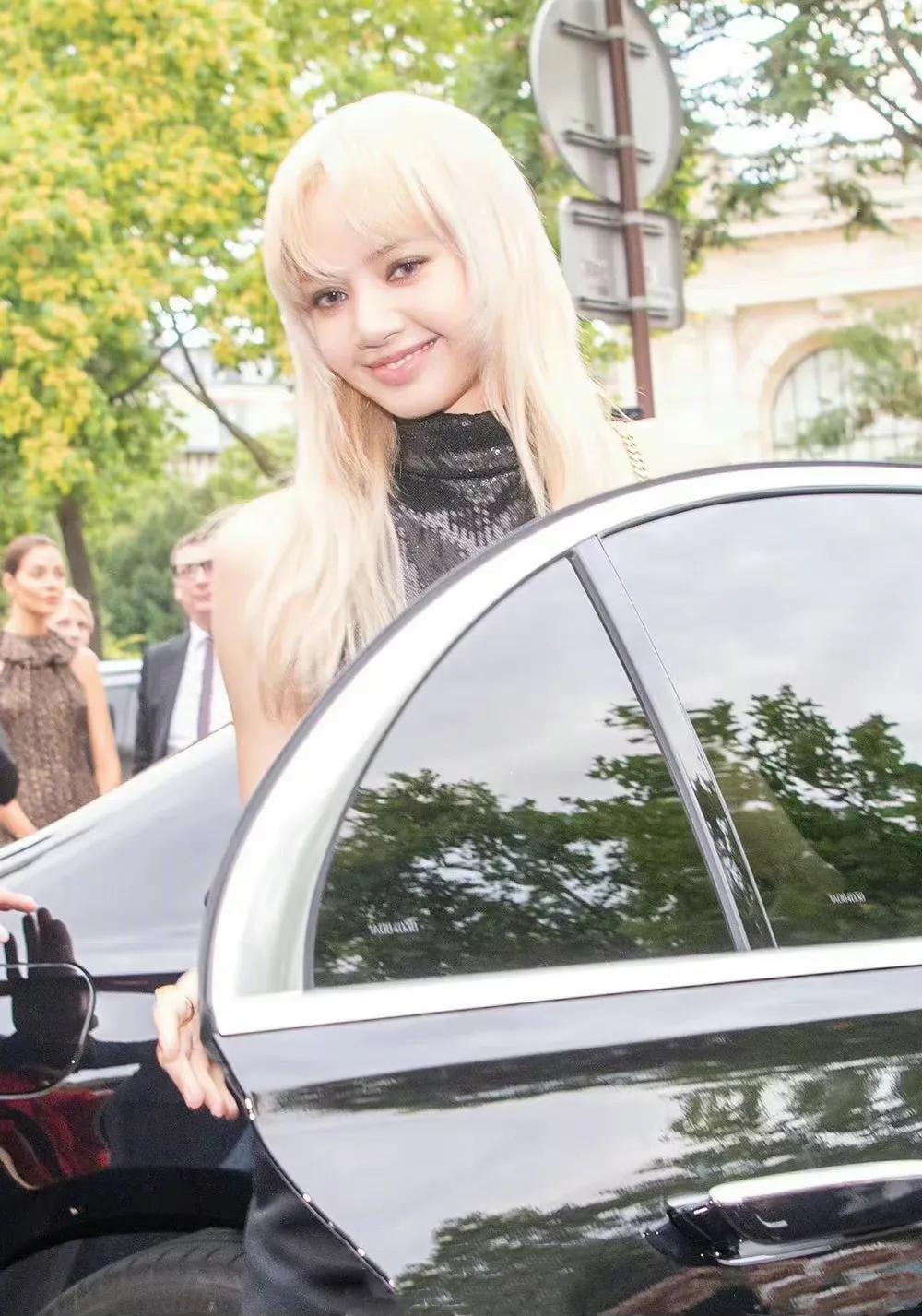 金泰亨Lisa朴宝剑同框亮相巴黎时装周