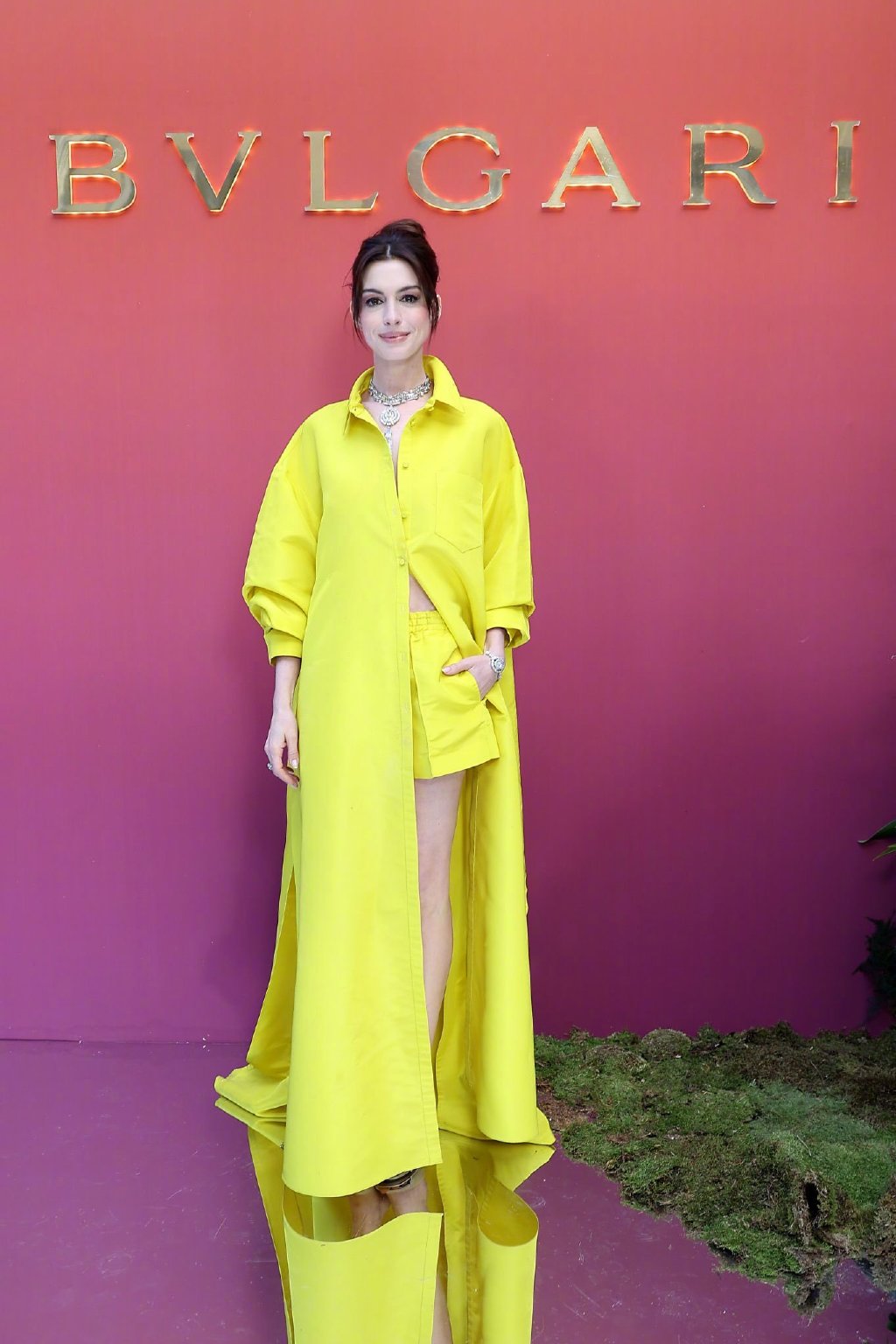 仙女同框！安妮·海瑟薇Lisa同框出席活动，同穿黄色礼服美出天际