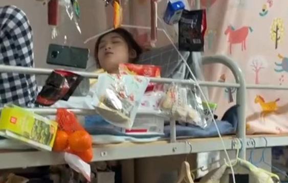 西安高校封校，女大学生解锁新技能：自制麻将，学生：幺鸡惹人爱