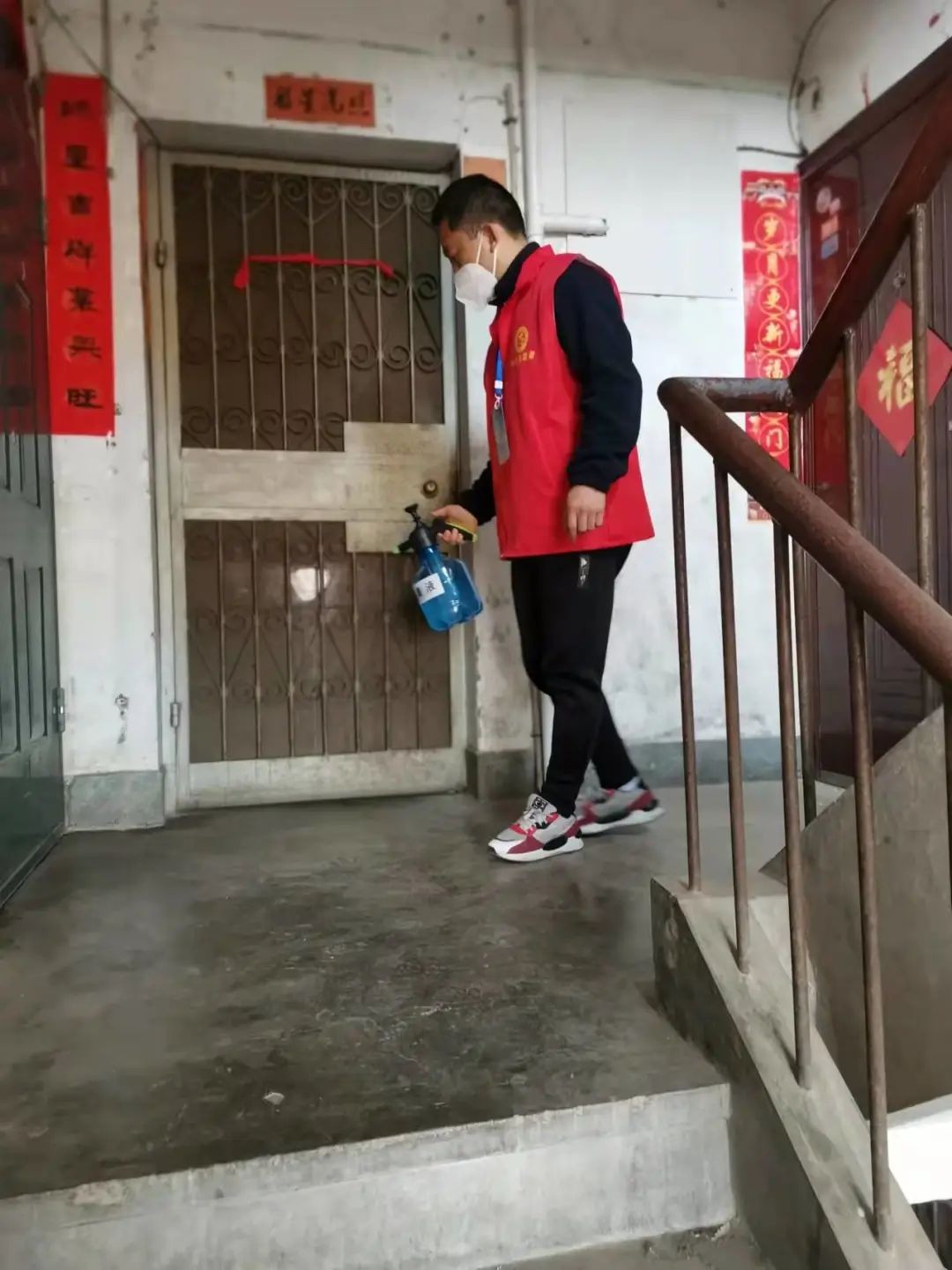 不忘来时路 灼灼赤子心——记西堡小学“抗疫先锋”王礼强校长