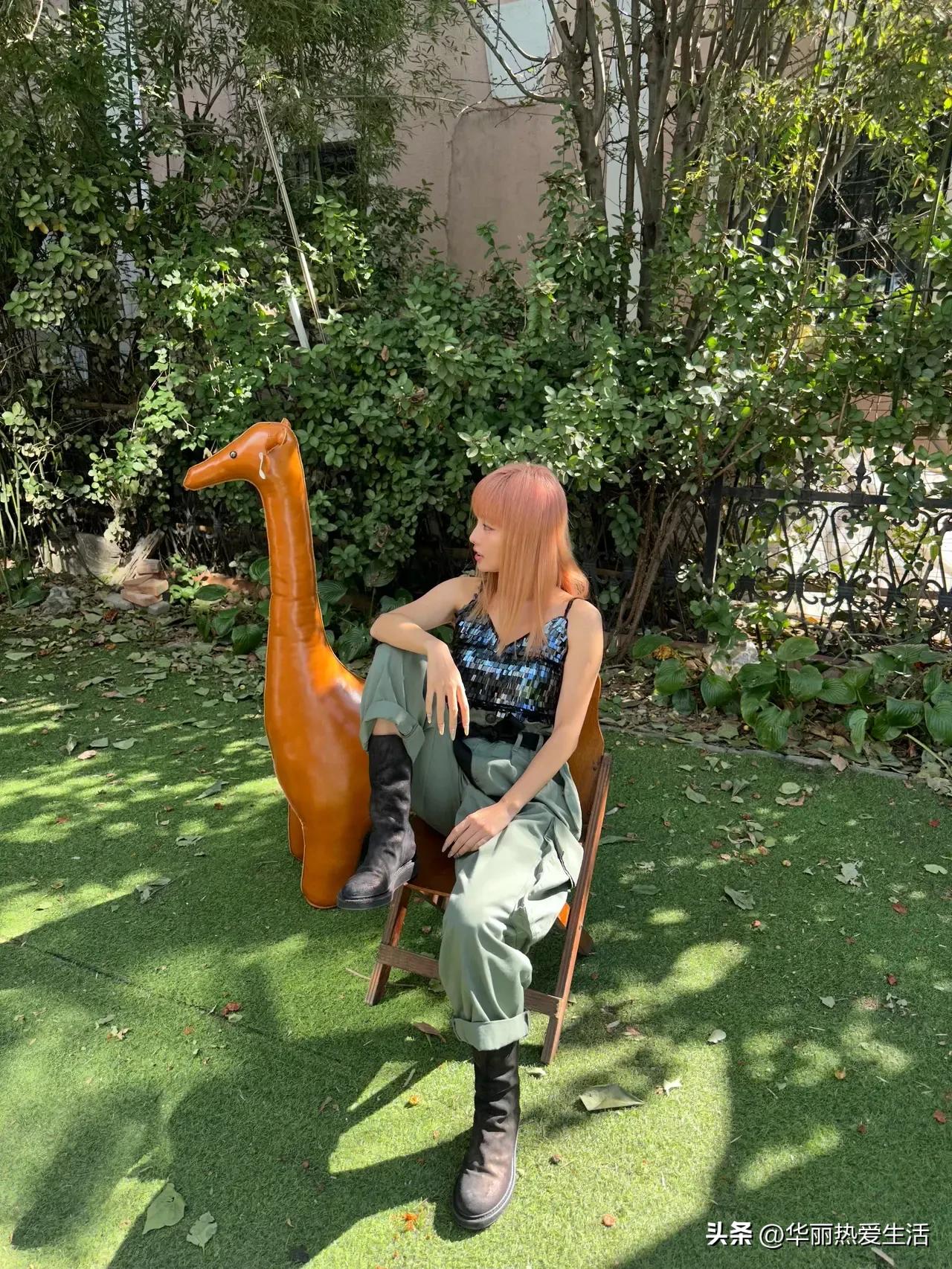 张嘉倪染黄色发型皮肤黝黑