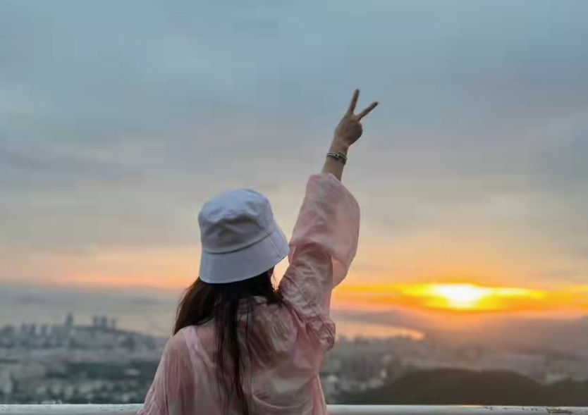 44岁谭晶回山西老家，在路边摊旁蹲坐吃臭豆腐，不戴口罩无人识