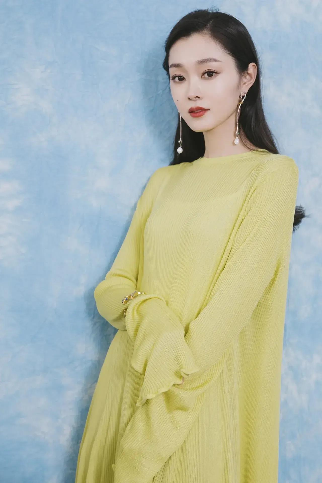 金晨少有的粉色西服套裙干练有型，杨幂彩虹针织毛衣温婉典雅