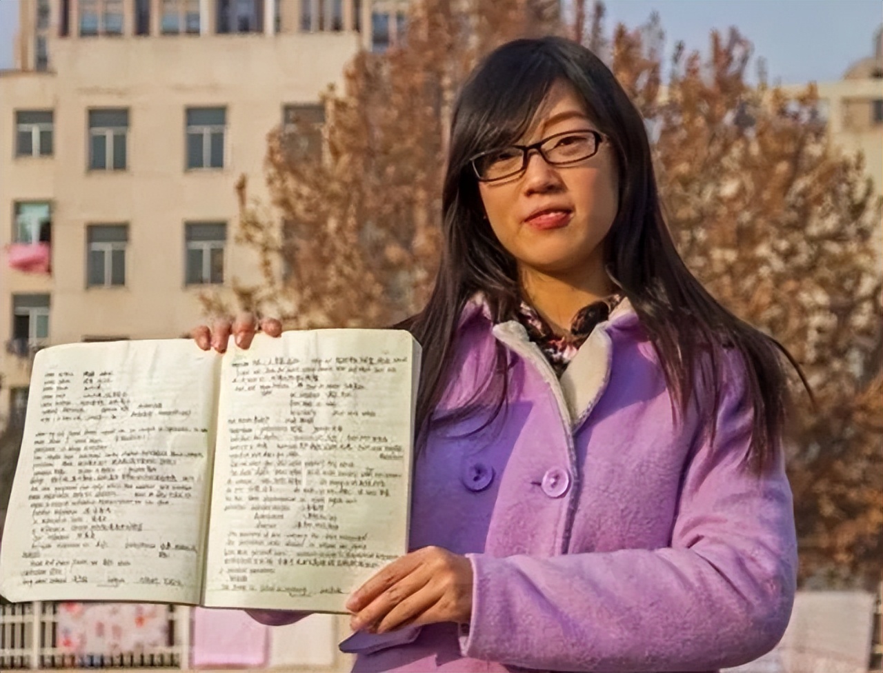 女儿考上清华大学，妈妈打扫女儿房间，意外看到一堆东西却沉默了