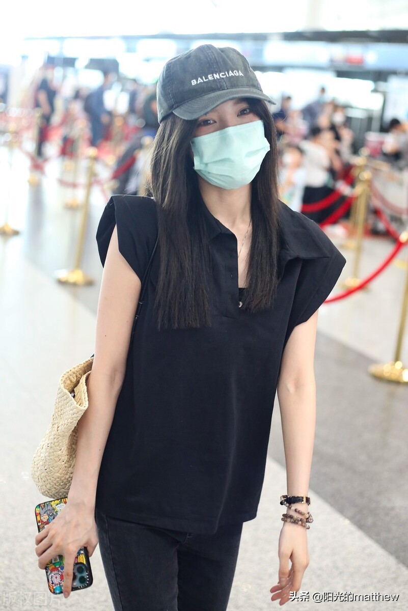 戴燕妮黑色上衣搭铅笔裤现身机场，长发齐肩气质脱俗