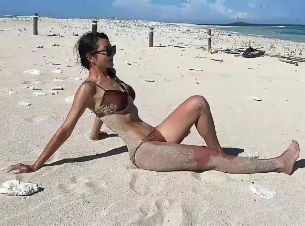 曹格老婆吴速玲，分享自己带孩子们，在海滩上游玩的照片。好美