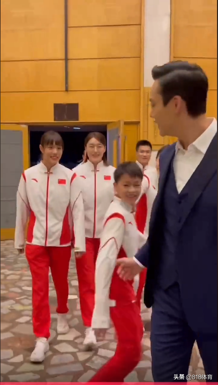 陈伟霆:全红婵是团宠大家很疼她,聊着聊着走错了方向被师姐叫回去