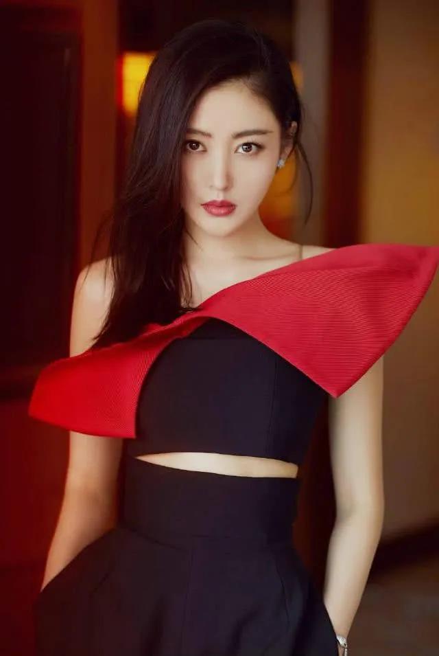 张天爱：清纯甜美，明艳动人，魅力十足