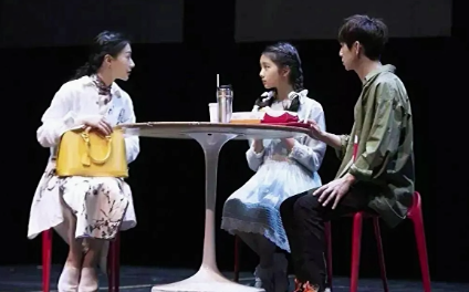 黄磊为女儿进圈铺路？黄多多配音拍戏演话剧，但总是少了点灵气？