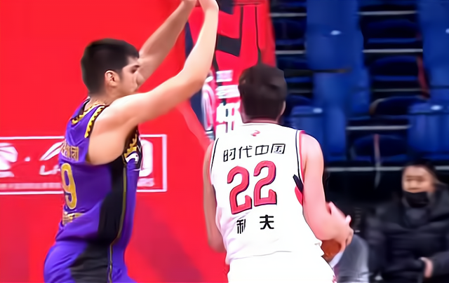 为什么nba教练身高那么矮(出战56分钟，爆砍47 17！他那么厉害，为何24岁就在NBA打不上球？)