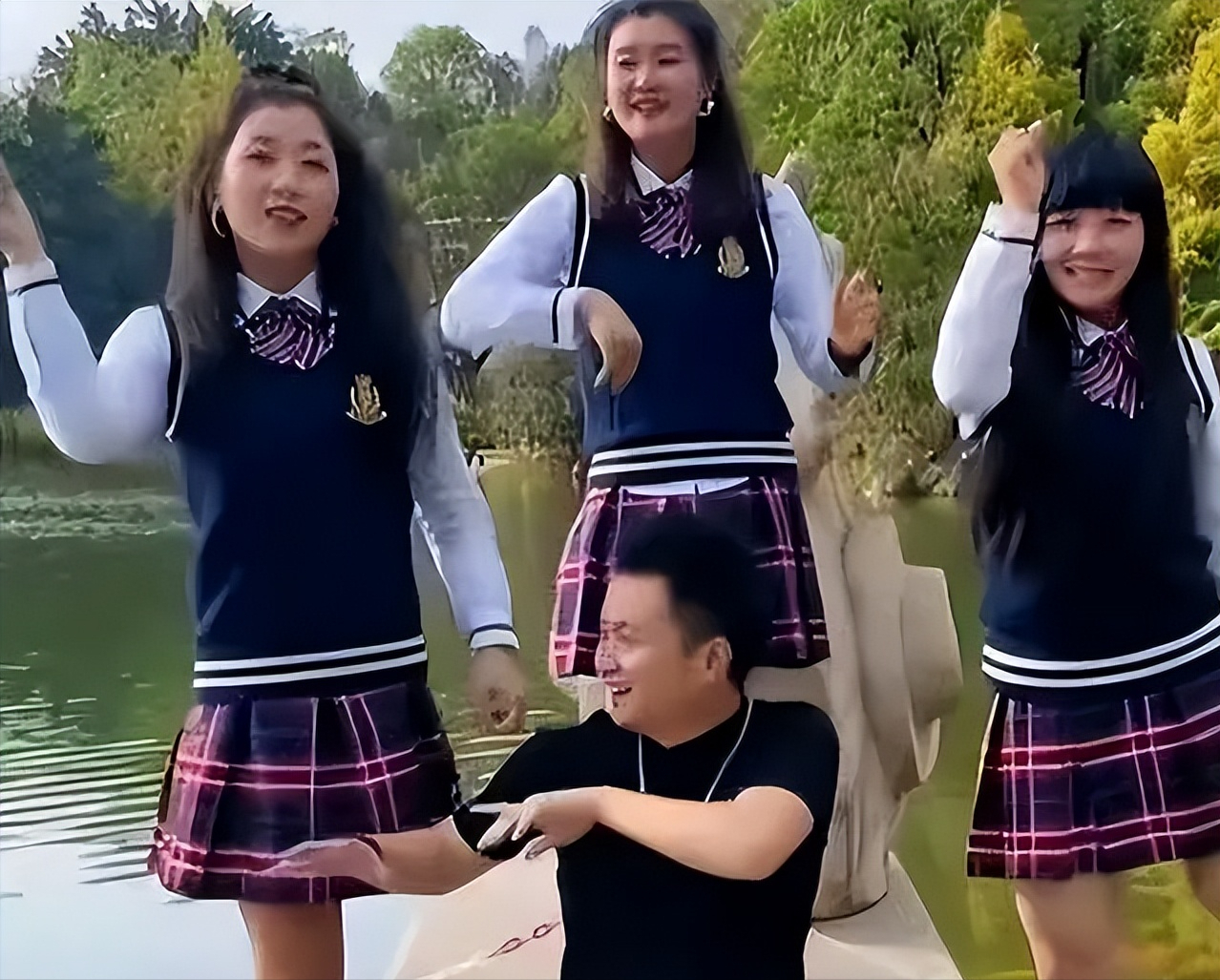 无腿丈夫出轨女粉丝，断臂妻子带孩子回老家，2年后结果大快人心