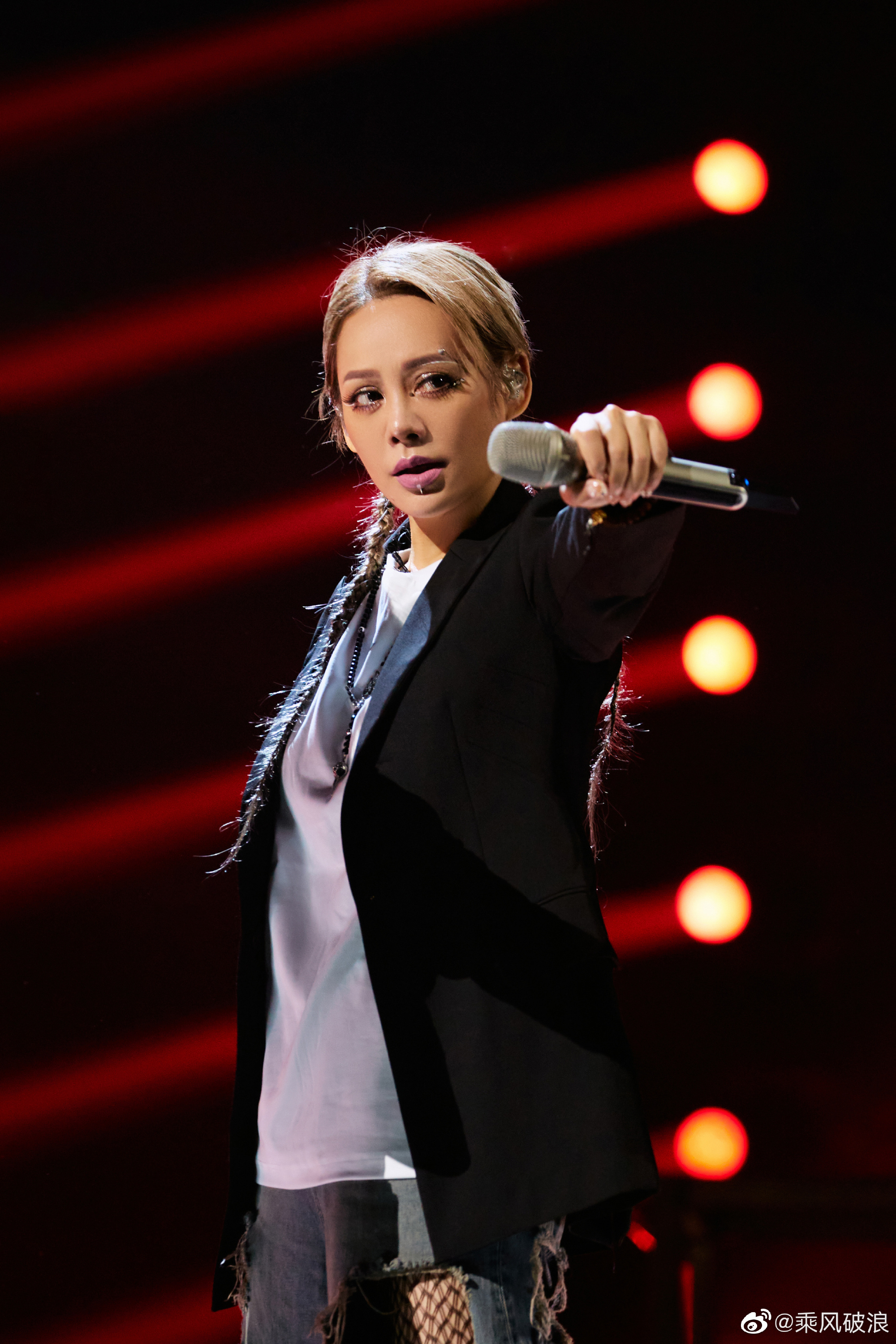 乘风破浪的奇葩造型，网友：得罪了造型师，才丑成这样