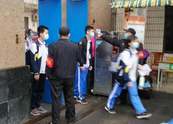 高中走读生和住宿生哪种优势大(高中后，走读生和住宿生差距大？白岩松的话一针见血)