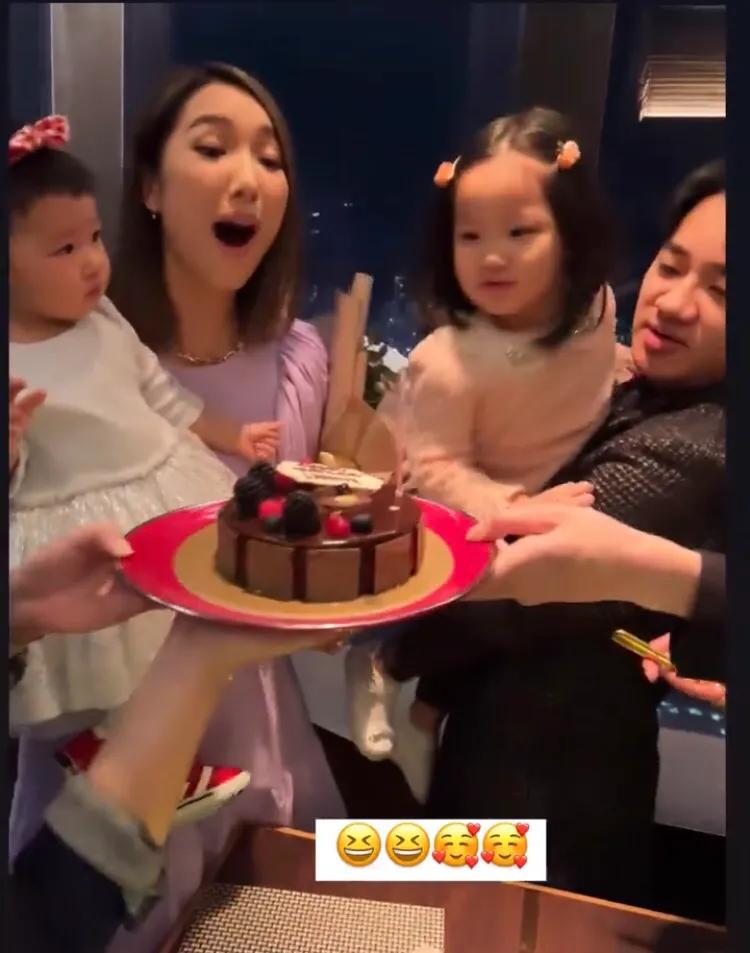 王祖蓝晒全家福为老婆李亚男庆生，大女儿抢着吹蜡烛模样超可爱