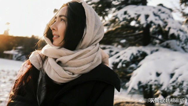 向佐晒一家三口照，轻抚妻子腹部满脸幸福，郭碧婷大肚抢镜