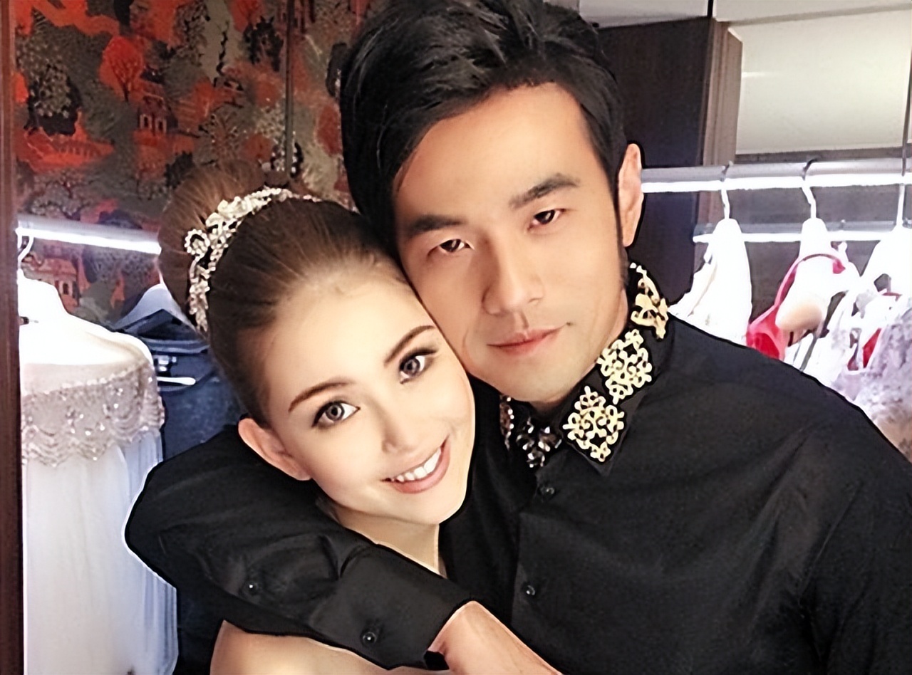 杨颖与黄晓明宣告离婚，世纪婚礼曾经羡煞众人，讲排场有必要么