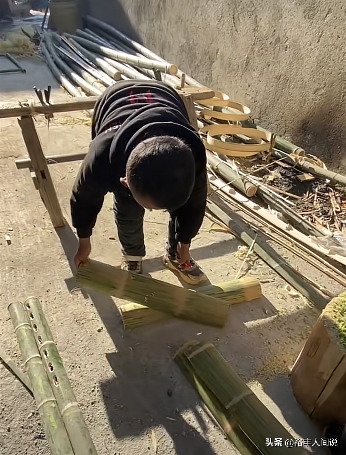 13岁“小马云”范小勤越来越懂事，父子做躺椅，疑似为直播做准备