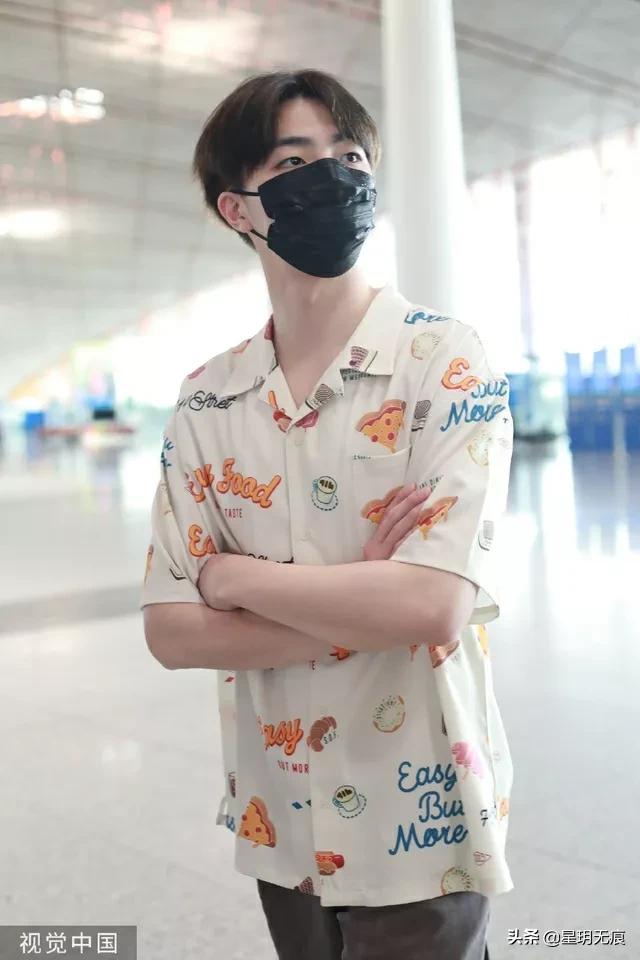 陈立农机场出发少年感满满 穿印花衬衫个性十足