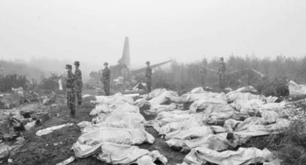 02年国航空难：飞机撞山129人遇难，37人因“马虎导游”死里逃生