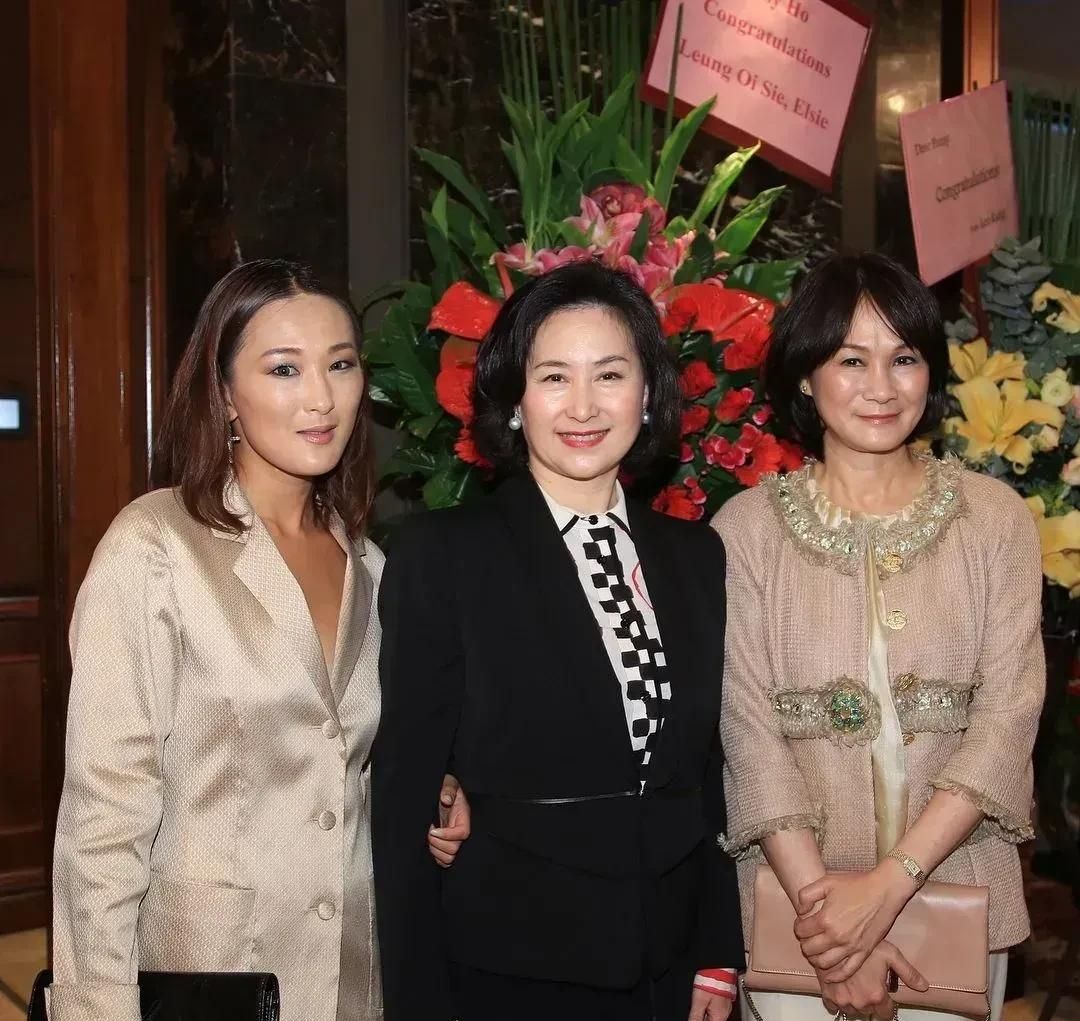 又被黑西装惊艳了(又被黑西装惊艳了一圈)