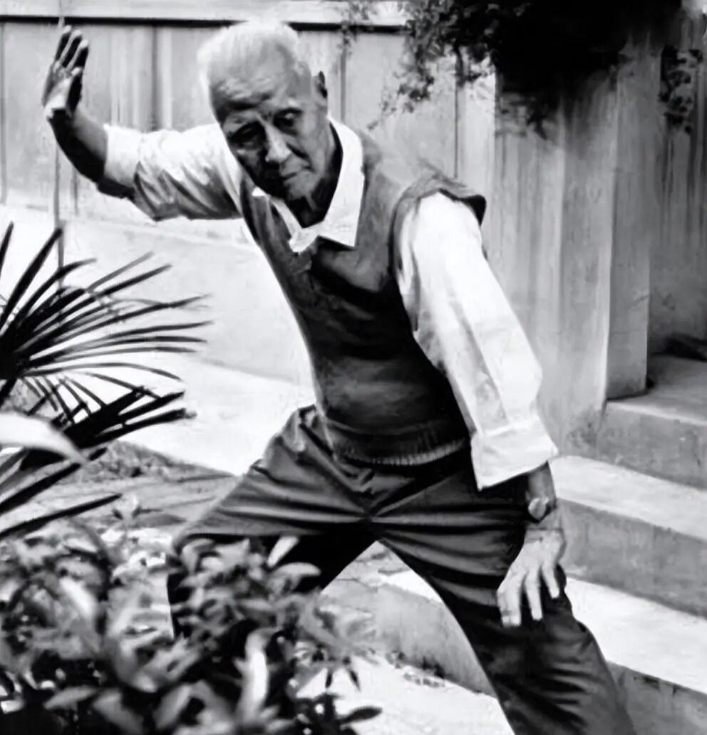 1949�꣬�Ҿ����Ĵ�������һ�����У�Ϊ�δ��¾�������������