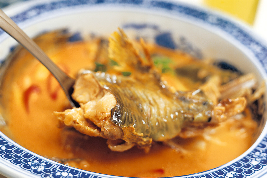 炖鱼时，做好3个关键步骤，鲜香入味很下饭，一点腥味也没有