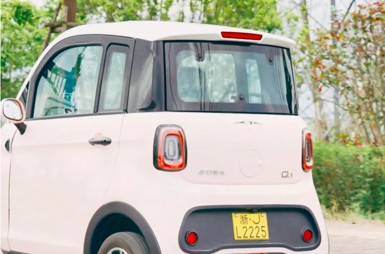 这是今日阳光自主设计一款全新三轮车,外观圆润饱满大气,前置双o型