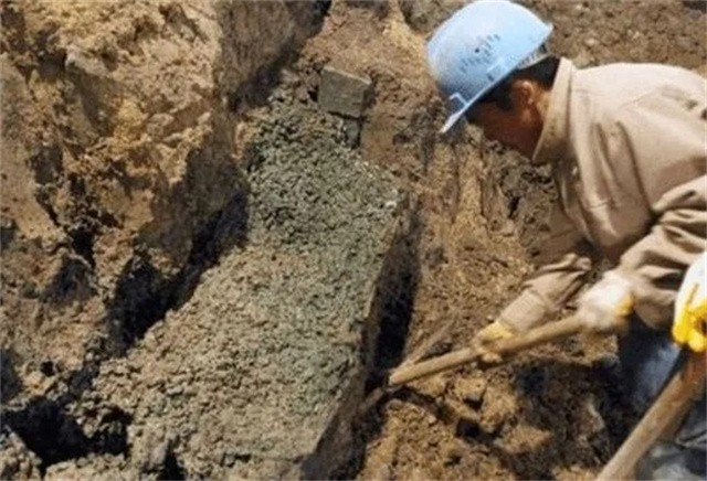 2010年，陕西华县一建筑工地，挖到“地下银行”