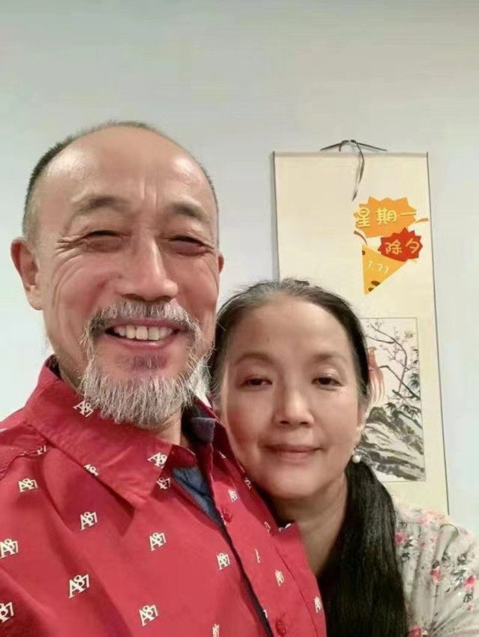 吕丽萍老公(吕丽萍和三婚老公美国过年！素颜憔悴秀恩爱，孙海英大笑胡子拉碴)