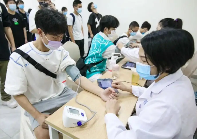 高考体检真的要“一丝不挂”吗？关键看这3点要求，学生：羞涩