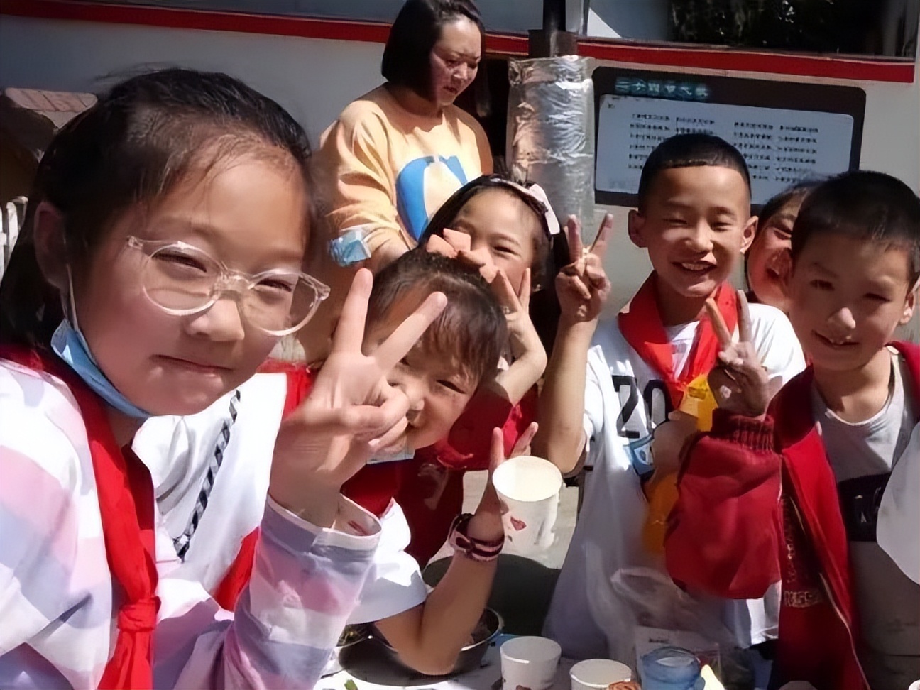 四川天府新区三星小学在学生中开展餐厨活动以实践劳动课程