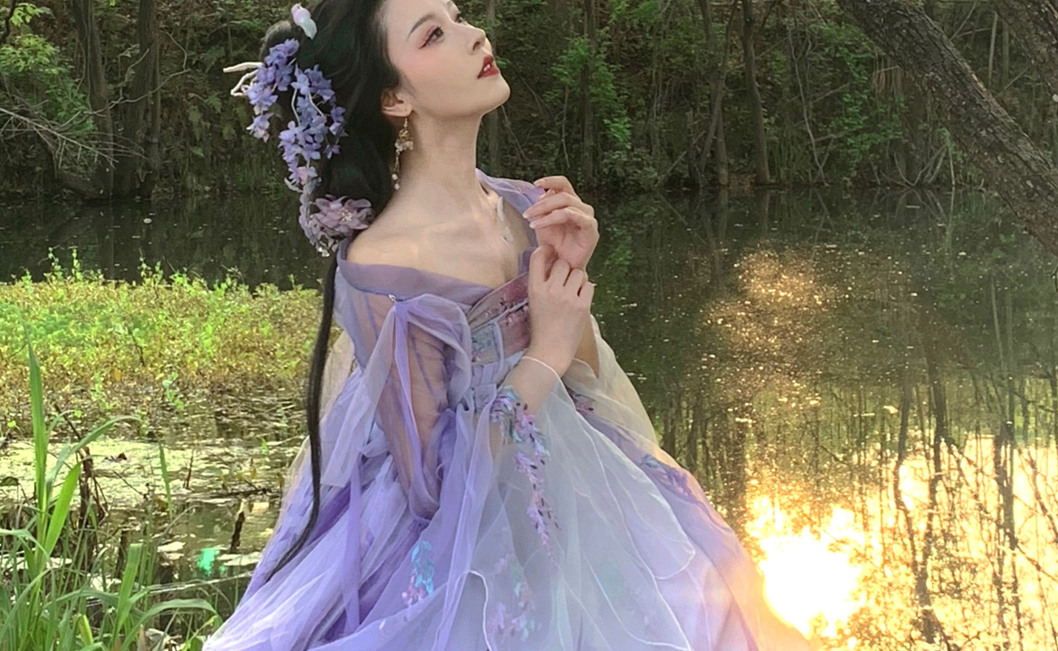 COS情侣穿汉服在湖边散步，被围观叫姐妹-哪边嗨