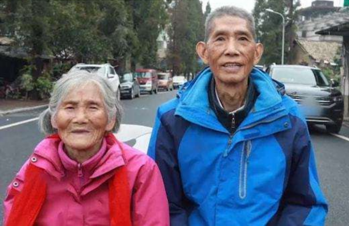 2021年，江西24岁小伙与85岁老人拍“婚纱照”，背后原因令人泪目