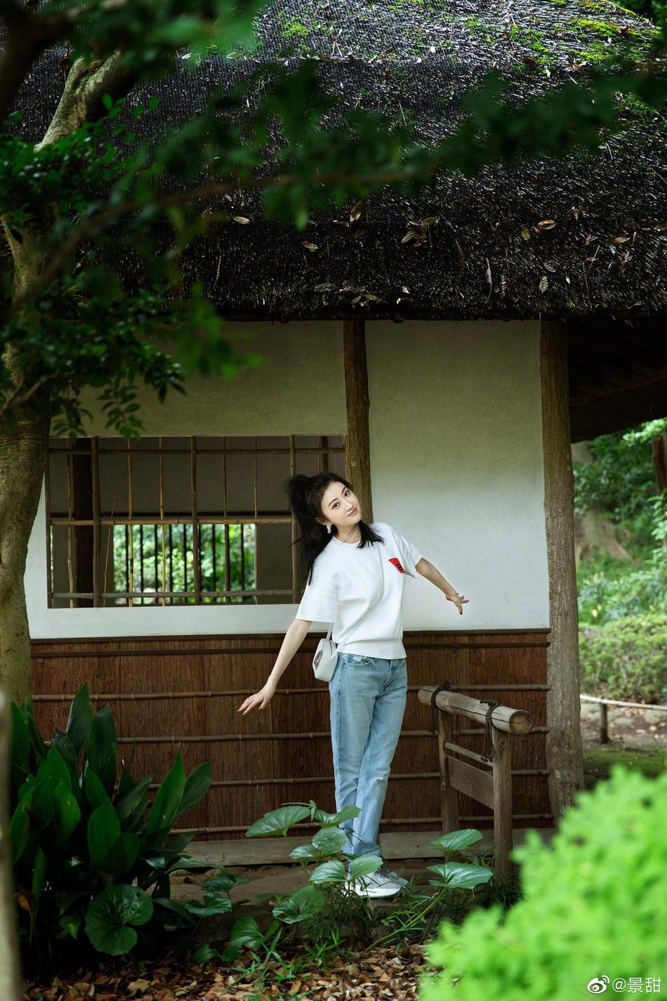 景甜精致妆容长发披肩清爽穿搭置身盎然绿意