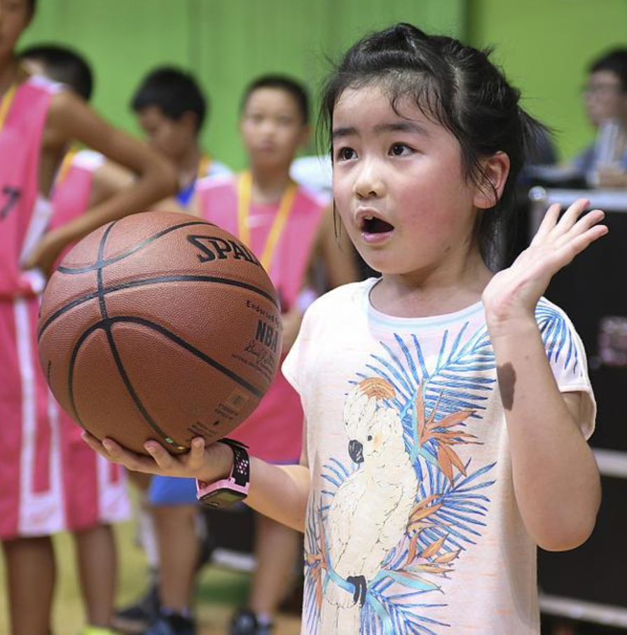 姚明带女儿做核酸,12岁姚沁蕾身高直奔2米,父女俩像两个小巨人