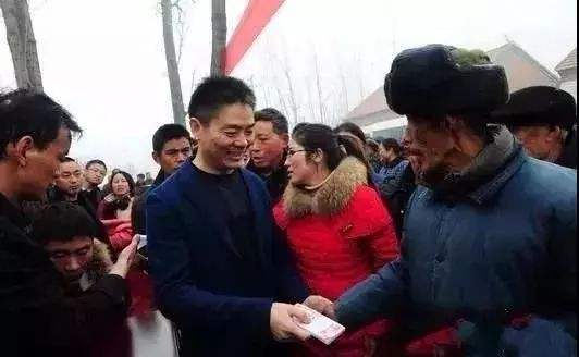 刘强东：考入名校上不起，村民凑钱让他读书，成功后回村发650万