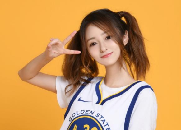 小七为什么是nba球迷(库里最美女球迷，身高1米77，五次登上维密大秀)