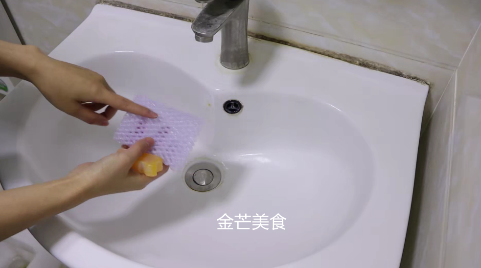 肥皂放在油烟机上涂一涂，效果这么厉害，我也是刚学会，涨知识了