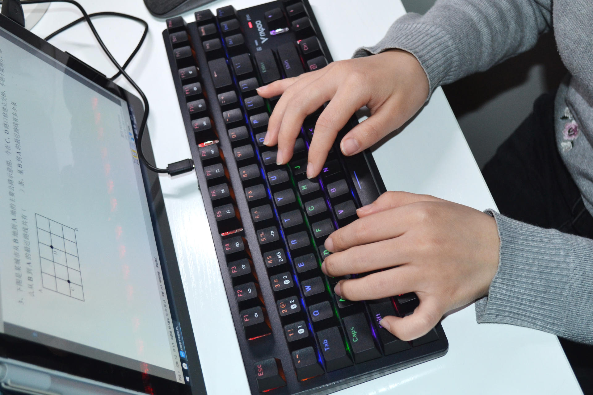 性价比满足妹子需求 雷柏V500PRO三模机械键盘