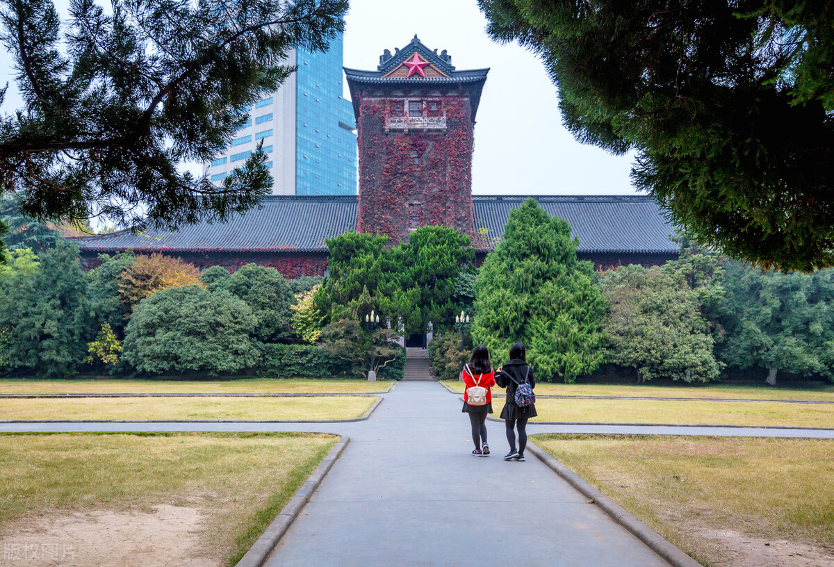 她出身普通，靠投资成就百亿身家，是众多富豪背后的女强人