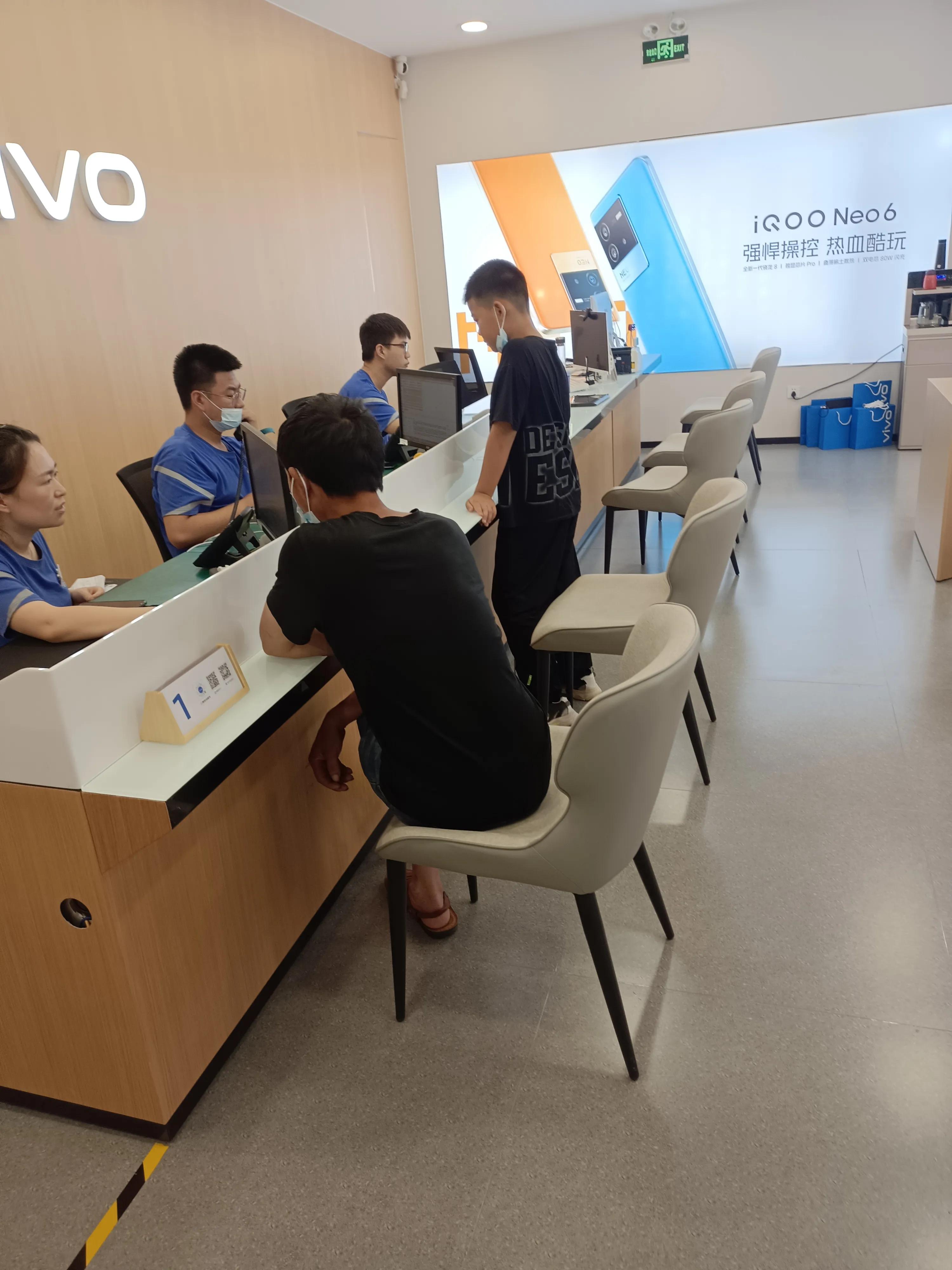 今天上午换了两个手机膜