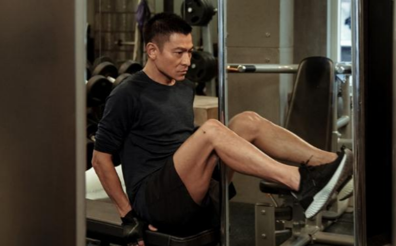 明明是50多岁的大叔，却把自己活成20岁的小伙，这些男星，我服