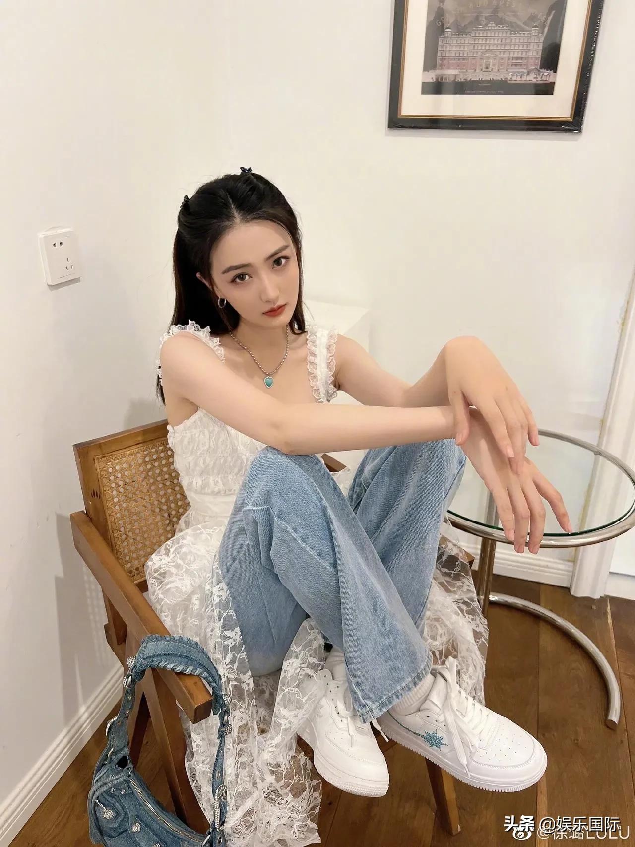 徐璐蕾丝白裙配牛仔裤超个性