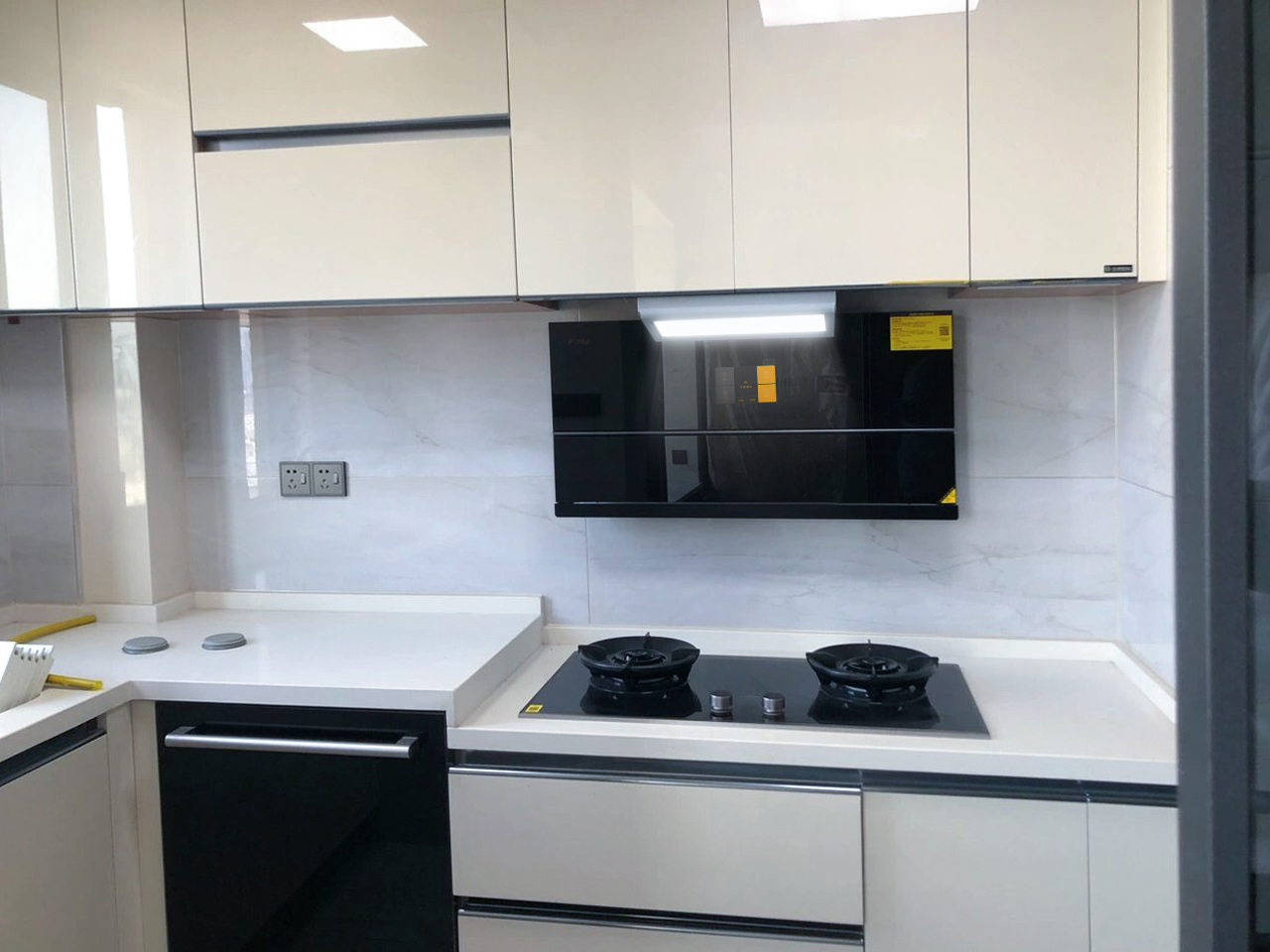 客厅书房一体化，大空间串联双阳台，一处酝酿诗意一处盛放生活