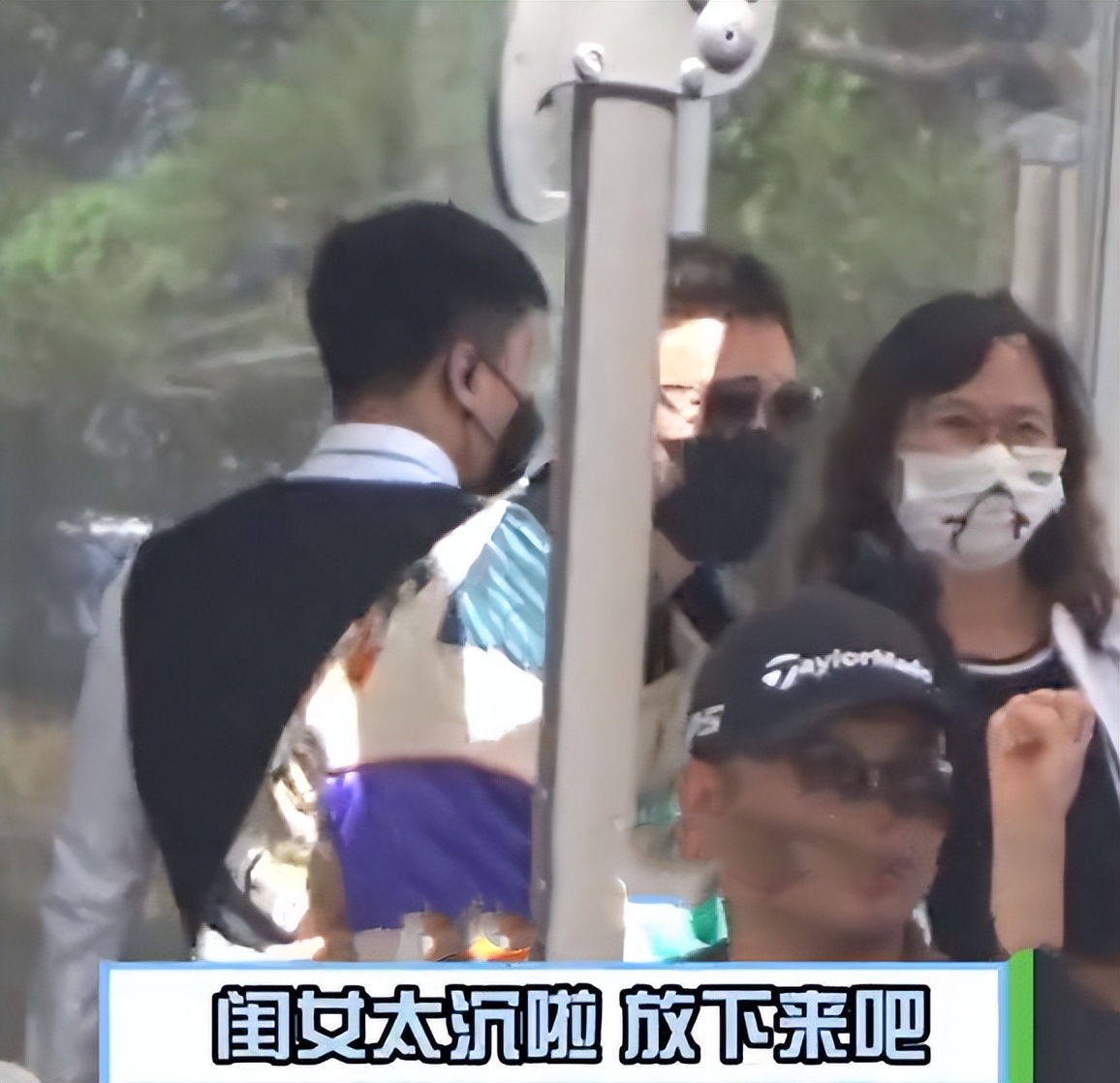 51岁孙红雷带娃外出！怀抱4岁半女儿好宠溺，孩子继承母亲高颜值