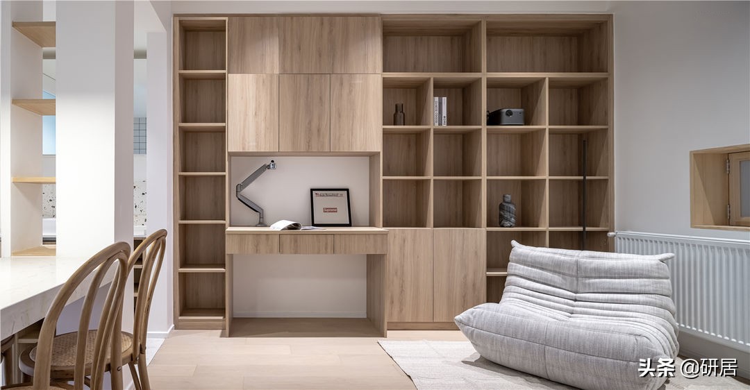 这对夫妻厉害了，50平的家装成了3室，室内温馨舒适，有大量收纳