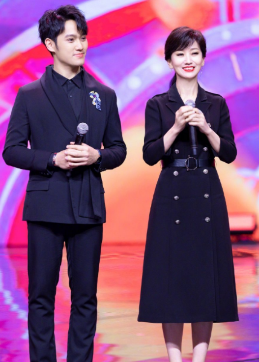 68岁赵雅芝与儿子同框，保养得当在他面前如少女，俩人相处似朋友