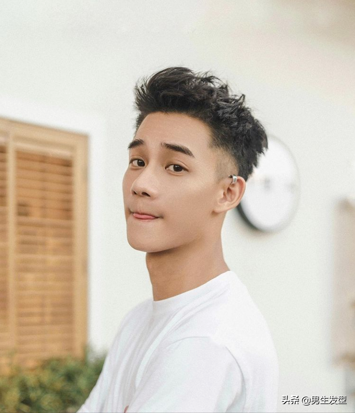 2022夏天男生3种"两边铲光"发型,剪完清爽干净,百搭帅气